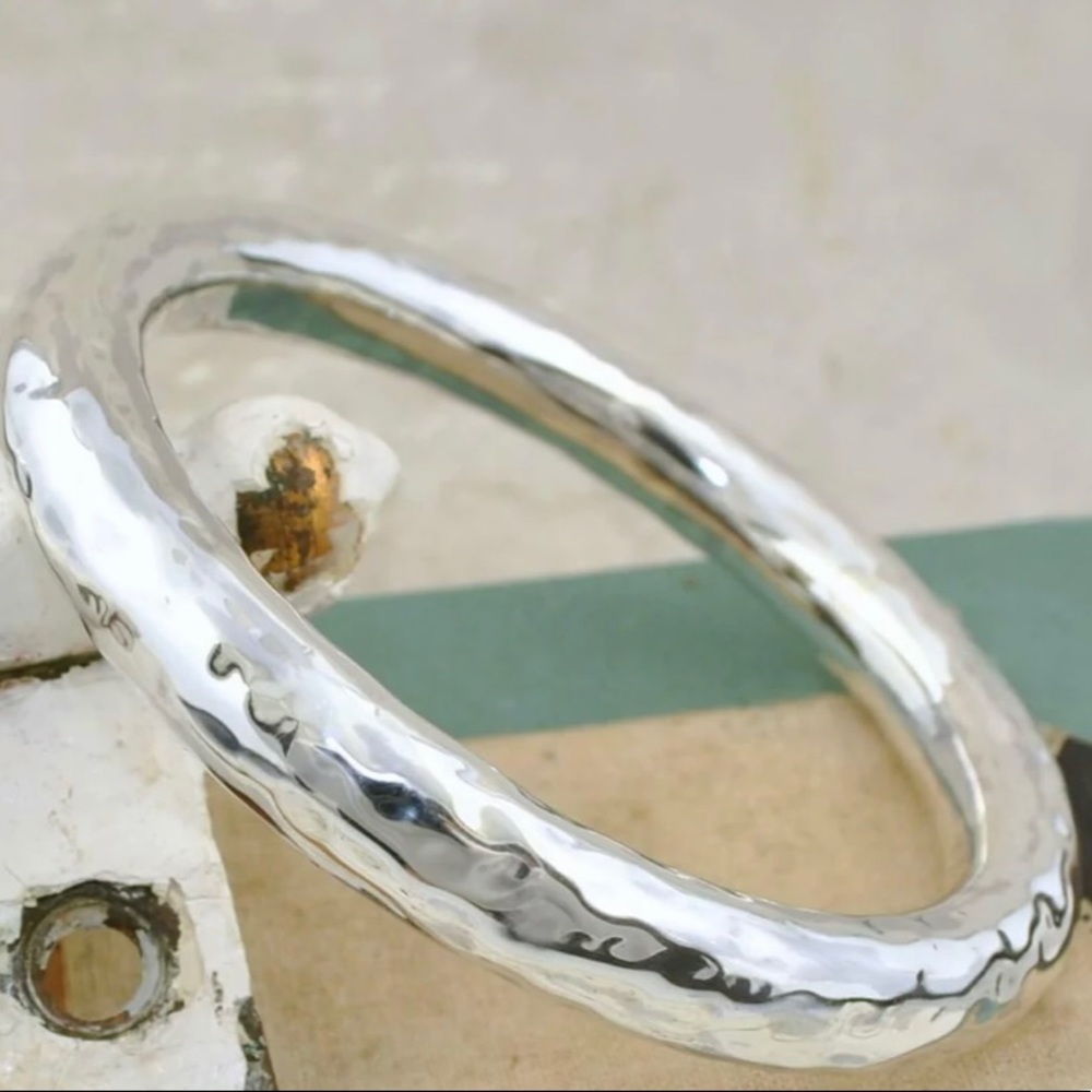 Inspiranza Designs Sterling Silver Hammered Bliss Bangle -🩶